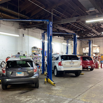 freds-wrigleyville-garage-auto-repair-chicago - Auto Service Shop